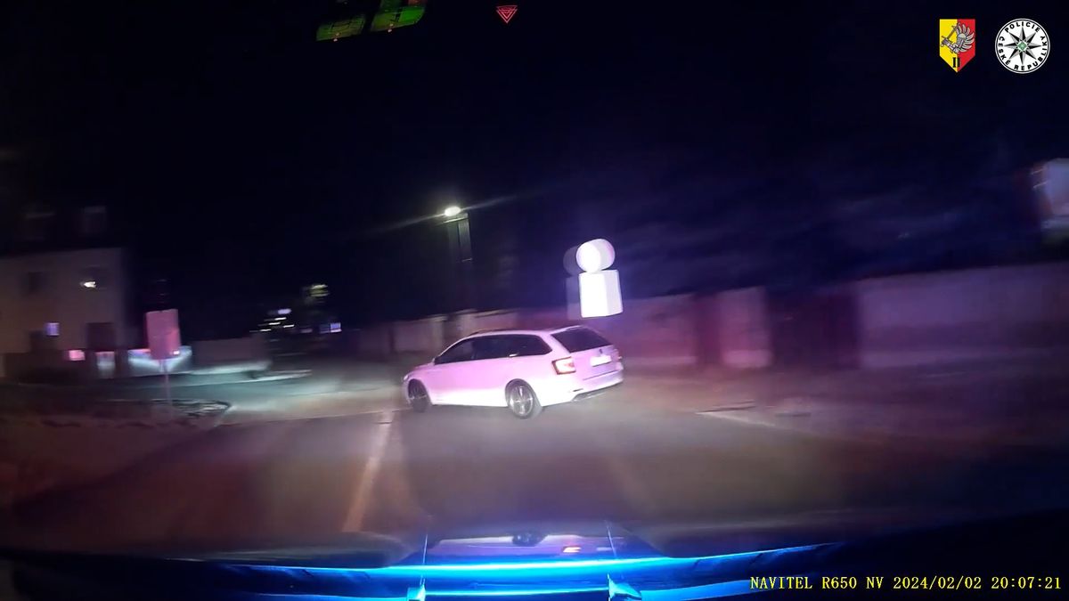 Řidič zdivočelý pervitinem uháněl u Prahy před policií v protisměru, kradené auto prý jen našel